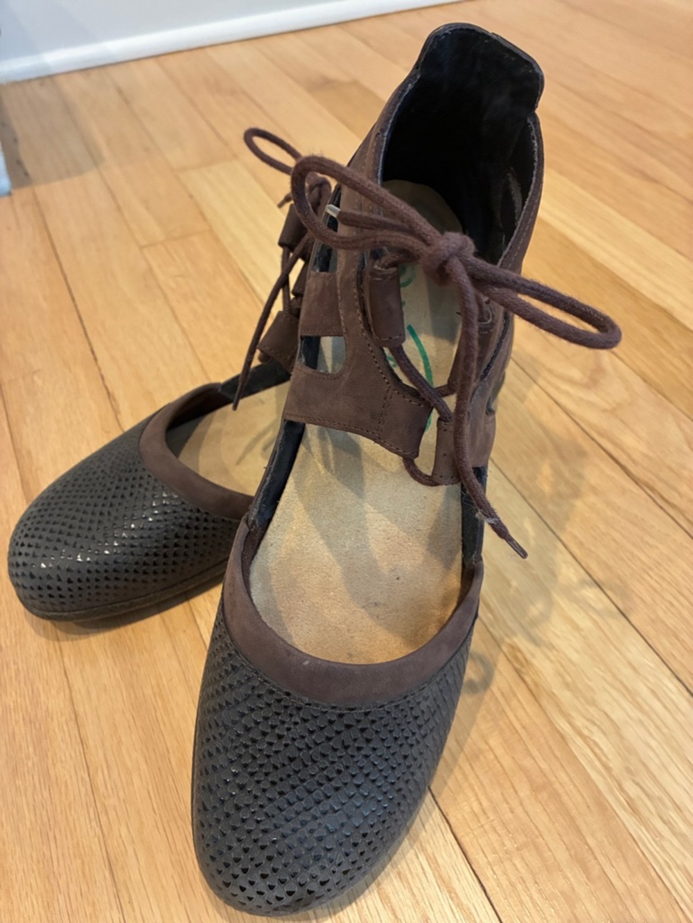 Women’s Naot Brown Boho lace up flats - Size 10/41